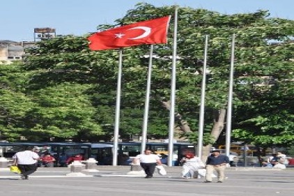 Yarıya indirilen bayraklar tekrar göndere çekildi