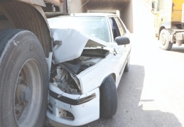 Yasak yere park edilen tır kazaya neden oldu: 1 yaralı