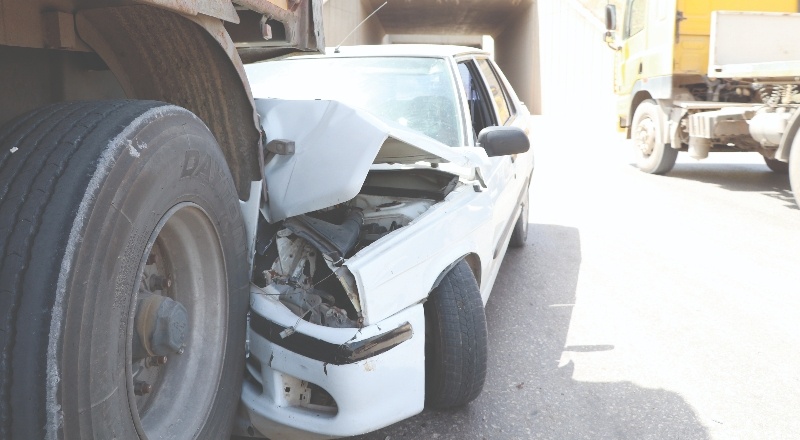 Yasak yere park edilen tır kazaya neden oldu: 1 yaralı