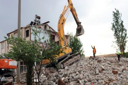 Yaşam alanı içerisinde kalan genelev yıkıldı