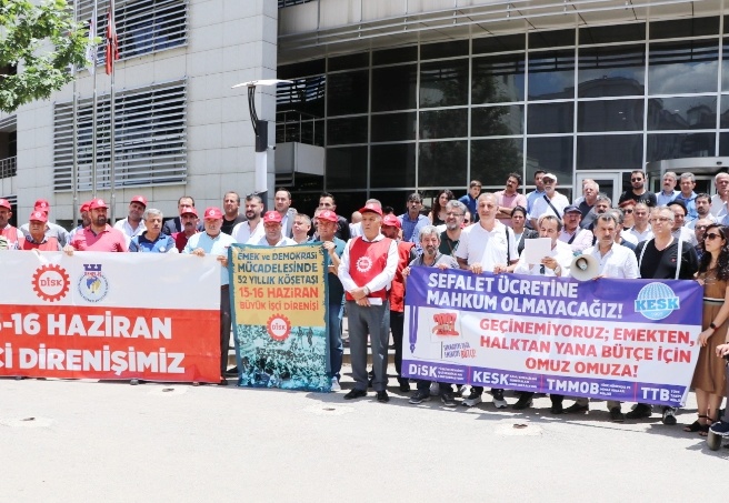 Yaşamsal temel ihtiyaçlarımızı kısarak, borçla harçla ayakta kalmaya çalışıyoruz