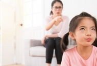 Yaşından büyük gibi davranmak çocukta ters kimlik etkisi yaratıyor