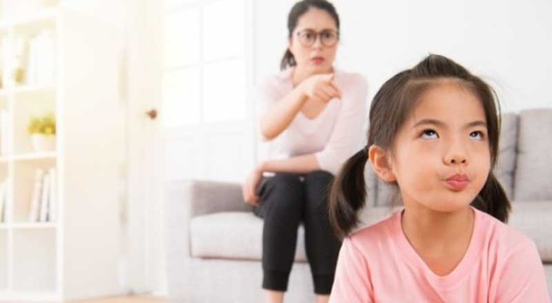 Yaşından büyük gibi davranmak çocukta ters kimlik etkisi yaratıyor