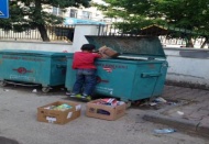Yaşıtları okula gidiyor o çöp topluyor