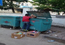 Yaşıtları okula gidiyor o çöp topluyor