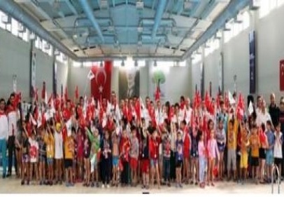 Yaşları 5-6 ve 7 olan minik sporcular kulaç attı