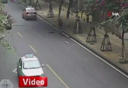 Yaşlı adamın parası bir anda yola saçıldı