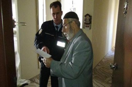 Yaşlı çift hac için biriktirdikleri parayı dolandırıcılara kaptırdı