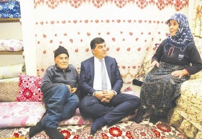 Yaşlı çiftin sıkıntılarına ortak oldu