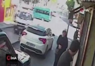 Yaşlı kadının kamyonetin altında metrelerce sürüklendiği kaza kamerada