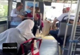 Yaşlı teyzenin şoföre engelli rampası sitemi sosyal medyayı salladı