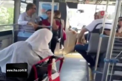 Yaşlı teyzenin şoföre engelli rampası sitemi sosyal medyayı salladı
