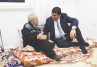Yaşlı ve bakıma muhtaç ailelerin evine misafir oluyor
