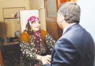 Yaşlı ve bakıma muhtaç insanları ziyaret etti