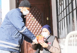 Yaşlılar çiçeklerle sevindirildi