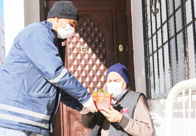 Yaşlılar çiçeklerle sevindirildi