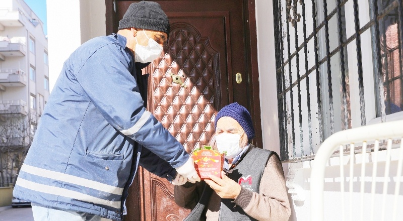 Yaşlılar çiçeklerle sevindirildi