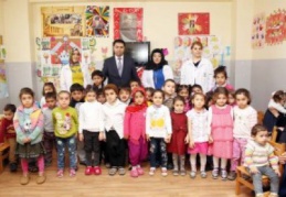 Yaşlılar için oyun sahnelediler