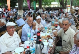 Yaşlılar iftarda buluştu