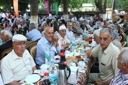 Yaşlılar iftarda buluştu