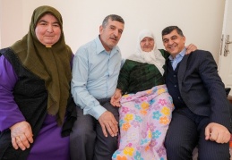 Yaşlıları evlerinde ziyaret etti