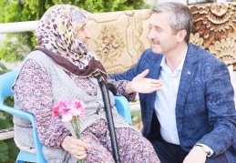 Yaşlılarımız, toplumu zenginleştiren en önemli değerlerimizdir