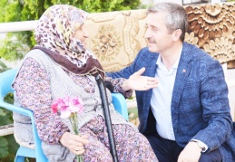 Yaşlılarımız, toplumu zenginleştiren en önemli değerlerimizdir