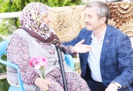 Yaşlılarımız, toplumu zenginleştiren en önemli değerlerimizdir