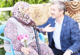 Yaşlılarımız, toplumu zenginleştiren en önemli değerlerimizdir