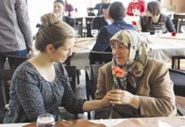 Yaşlıların gönlünü aldılar