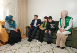 Yaşlılarla ilgilendi, çocuklara armağanlar verdi
