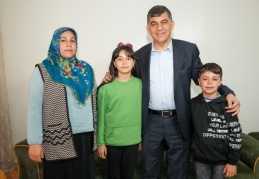 Yaşlılarla ilgilendi, çocuklara armağanlar verdi