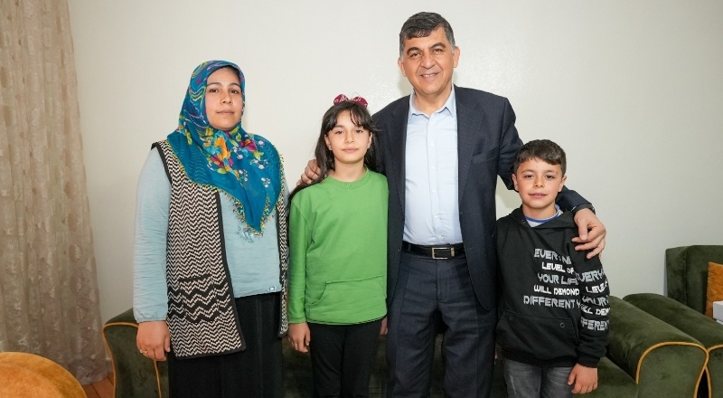 Yaşlılarla ilgilendi, çocuklara armağanlar verdi
