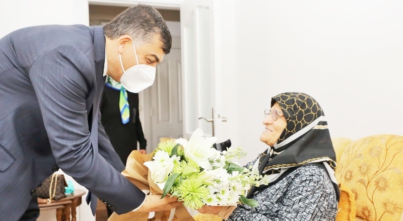 Yaşlılık, minnet ve şükran duygularının en üst seviyede beklendiği hassas bir evre