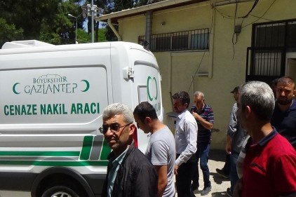 Yatağını toplarken düşen yaşlı adam öldü 