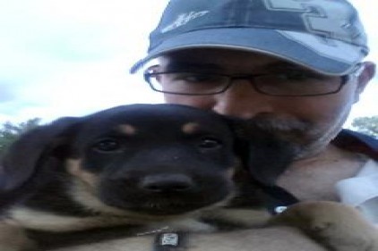 Yavru köpeğin yardımına hayvanseverler yetişti