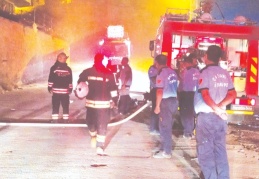 Yavru köpek yangından sağ çıkarıldı