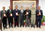 Yavuzeli kaymakamı 5 geçici köy korucusuna hizmetlerinden dolayı plaket verdi 