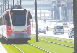 Yaya geçidi yerine rayların üzerinden yürüyen kız ağır yaralandı