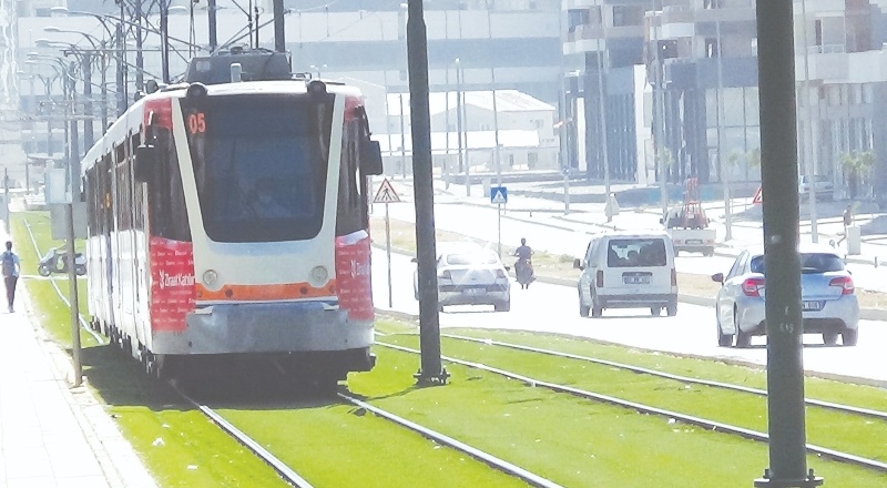 Yaya geçidi yerine rayların üzerinden yürüyen kız ağır yaralandı