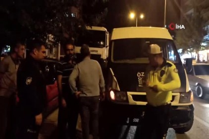 Yaya geçidinde yavaşlamayan minibüs, küçük çocuğa çarptı
