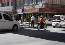 Yaya geçitleri boşuna mı yapılıyor?