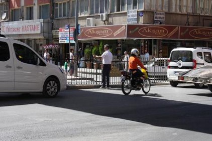 Yaya geçitleri boşuna mı yapılıyor?