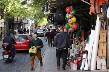 Yaya kaldırımları işgalden kurtulamıyor