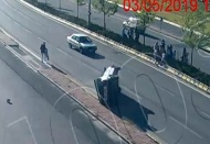 Yayalara çarpmamak için kaza yaptı 