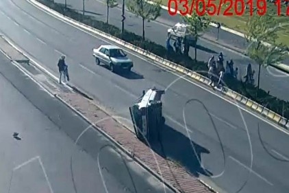 Yayalara çarpmamak için kaza yaptı 