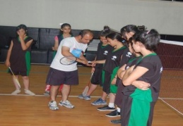 Yaz okulu öğrencileri badmintonla tanıştı