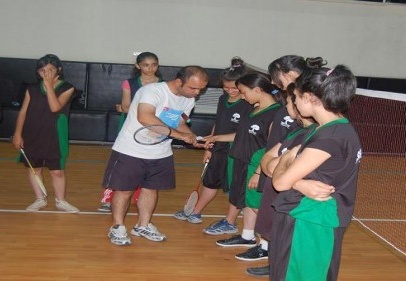 Yaz okulu öğrencileri badmintonla tanıştı