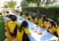 Yaz okulu öğrencileri çay partisi düzenledi 