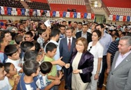 Yaz okulunu tamamlayan öğrencilere hediye verildi